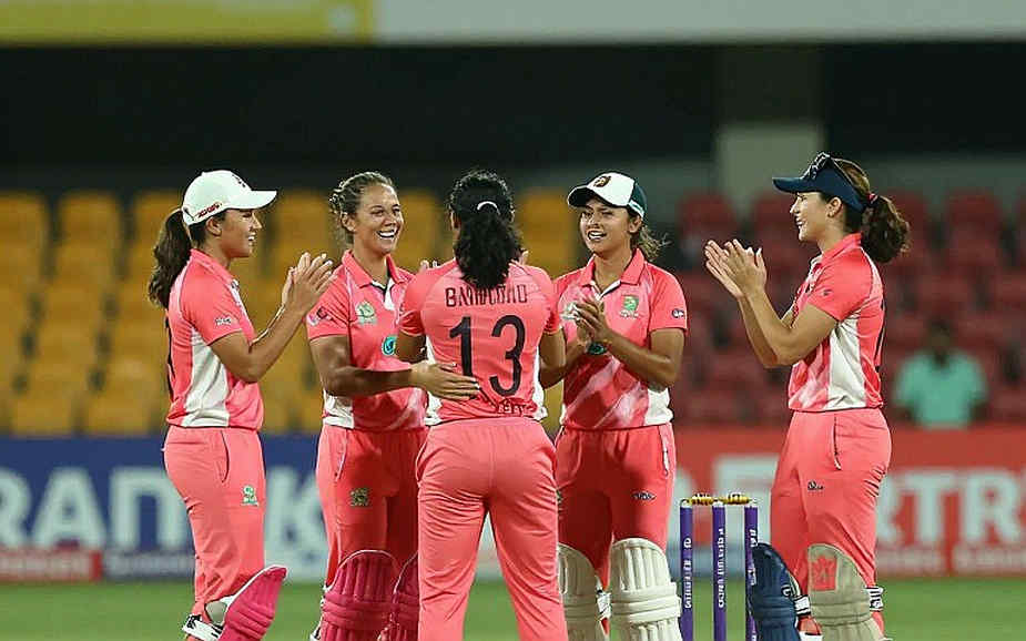 জিমি অ্যাডামস: হ্যাম্পশায়ারের ২৫ বছরের এক-ক্লাব অধ্যায়ের শেষ অঙ্ক
